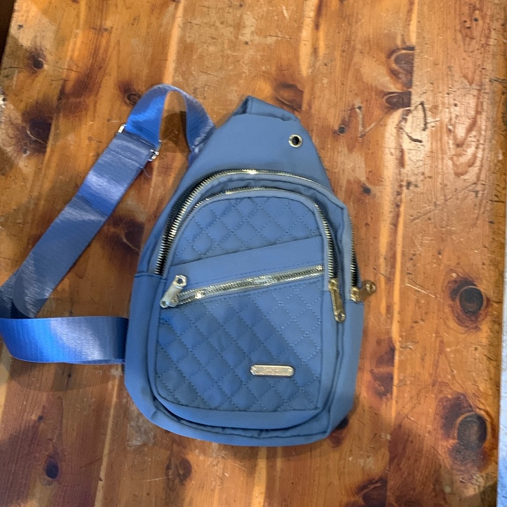 Sling bag 3 front zipper pockets on front